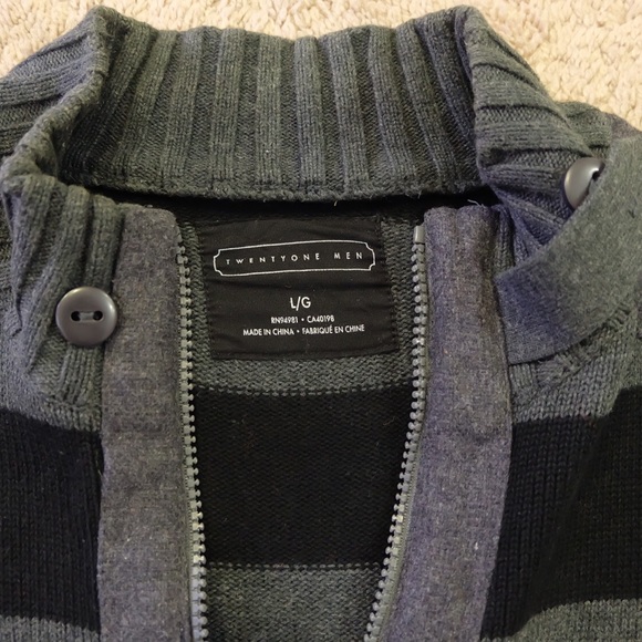 SOLD🚫 Forever 21 Men Zip Up Sweater - Picture 5 of 8